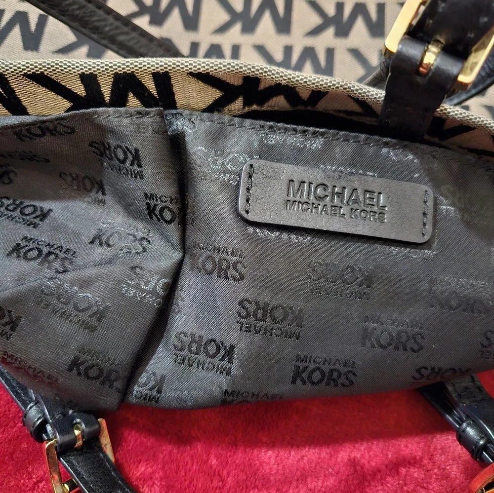 Beautiful Michael Kors Large Signature Tote/Shoulder Bag